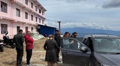 आधारभूत अस्पतालको भवन अलपत्र पार्ने ठेकेदारको गाडी नियन्त्रणमा