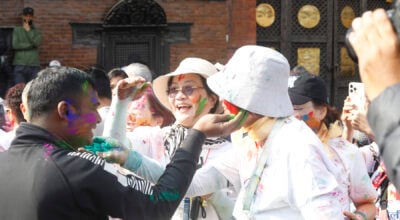 यसरी मनाइँदै छ उपत्यका र पहाडमा होली (तस्बिरहरू)