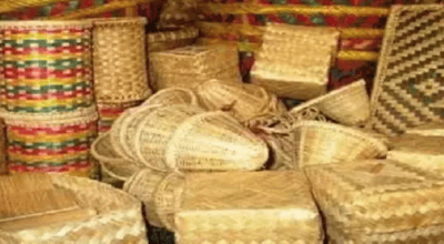 विद्यार्थीले तयार गरेका बाँसका सामग्री अतिथिलाई उपहार