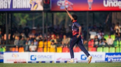 टस जितेर यूएईविरुद्ध फिल्डिङ गरिरहेको नेपालको कसिलो बलिङ