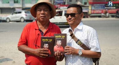 गोङ्गबुमा किताब बेच्दै महावीर पुन