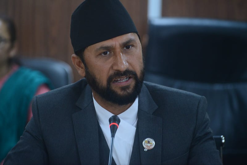 आखिरी समयमा संसद् पुगेका रवि लामिछानेले लिए शपथ