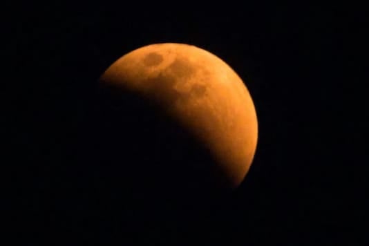 आज लाग्दैछ खण्डग्रास चन्द्रग्रहण, नांगो आँखाले खुला ठाउँबाटै हेर्न सकिने