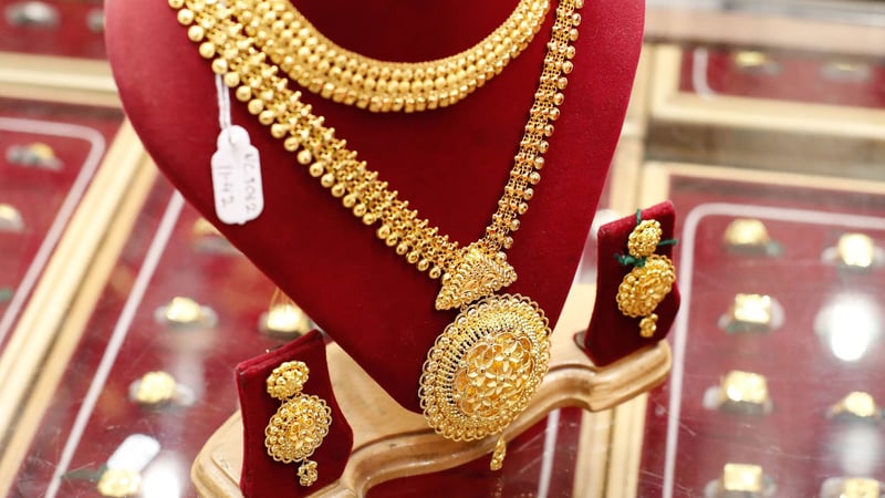 सुनचाँदीको मूल्य घट्यो, प्रतितोला कतिमा हुँदैछ कारोबार ?