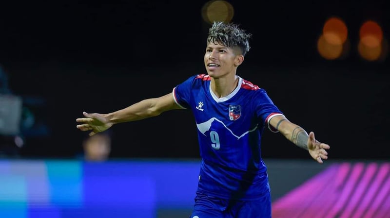 फूटबल खेलाडी साम्बालाई ट्राफिक प्रहरीको आर्थिक सहयोग