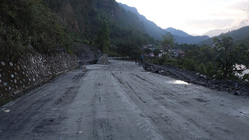 ट्रयाक खुलेको १८ वर्षपछि सडक स्तरोन्नति