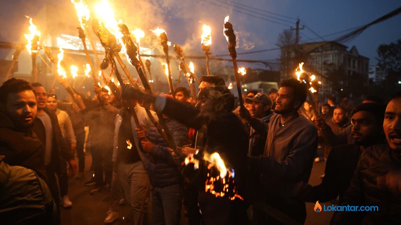 एमालेका युवाले जलाए बालेनको पुत्ला [तस्वीरहरू]