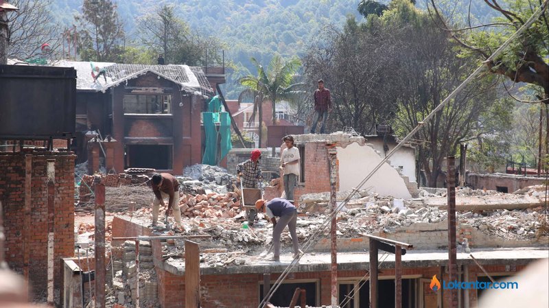 धमाधम भत्काउन थालियो बूढानीलकण्ठको देउवा निवास [तस्वीरहरू]