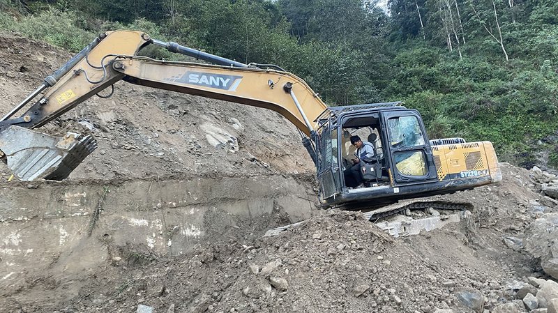 सवारीसाधान आवागमनमा रोक लगाएर धुलिखेल–खावा सडक स्तरोन्नति