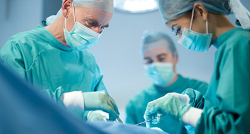 डाक्टरले शल्यक्रियाका बेला हरियो र नीलो रंगका कपडा किन लगाउँछन् ? यस्तो छ वैज्ञानिक कारण