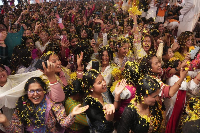 रङको पर्व होली कुन देशमा कसरी मनाइन्छ ?