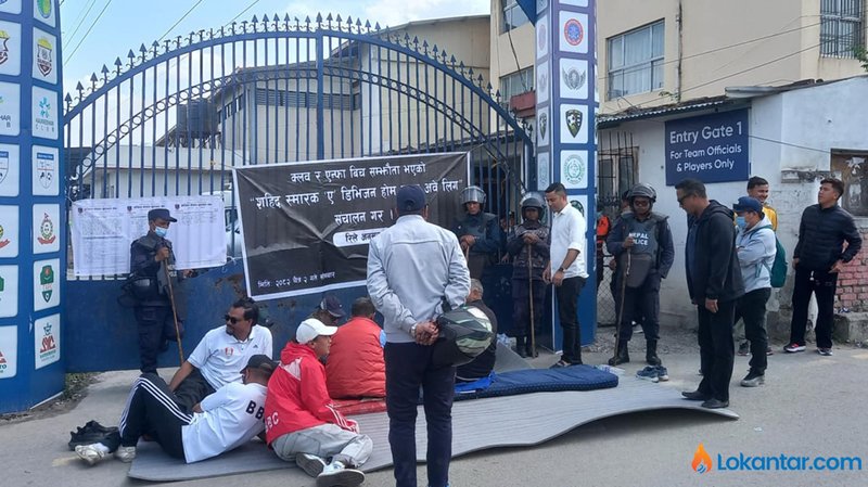 एन्फामा भद्रगोल : खेलाडीले ताला खोलेको एक सातामै क्लबका पदाधिकारीको रिले अनसन