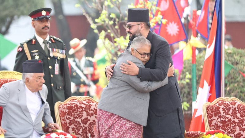 प्रधानमन्त्रीको शपथपछि सुशीला कार्कीलाई बालेनको अंगालो