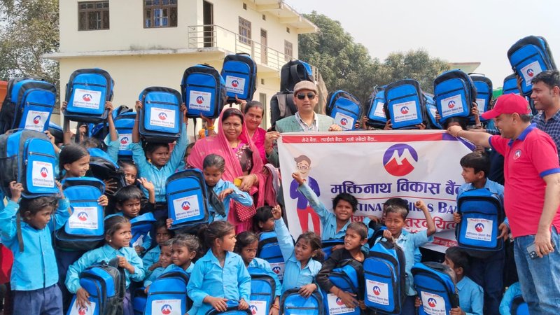 विपन्न विद्यार्थीलाई मुक्तिनाथ विकास बैंकको 'अवसरको झोला'