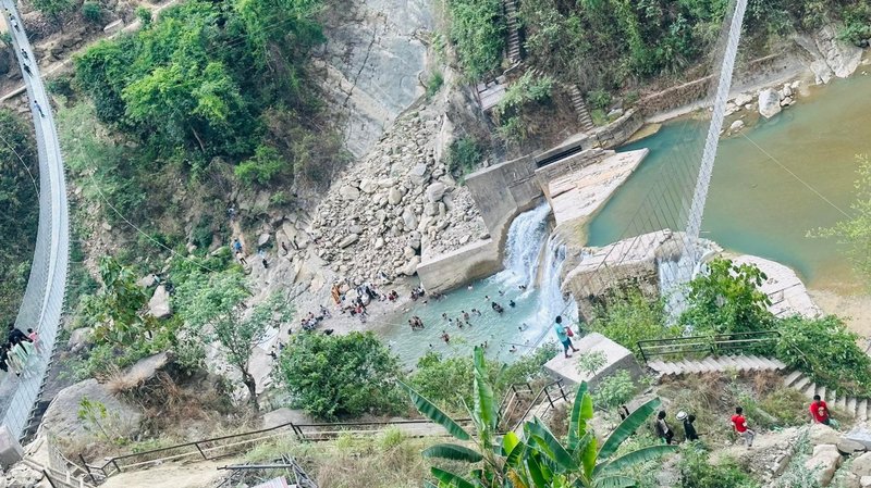 तिनाउ नदीमा २ युवक बेपत्ता