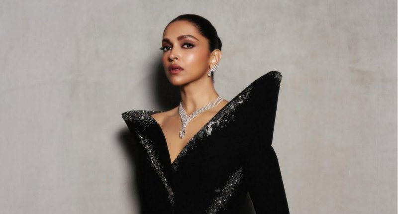 डायमण्ड नेकलेस र इयररिङ्समा छाइन् दीपिका पादुकोण, अल–ब्ल्याक लुकले लुटिन् महफिल