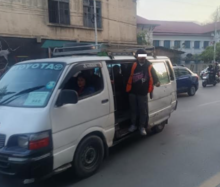 ढोकामै यात्रु राख्ने माइक्रो बसलाई ट्राफिक प्रहरीले कारबाही गर्न थाल्यो