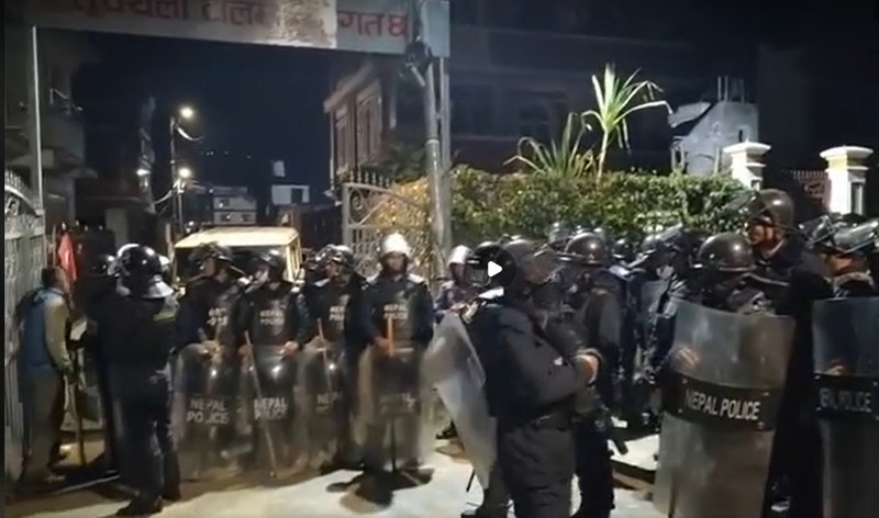 ओली र लेखकलाई पक्राउ गर्न मध्यरातिदेखि नै प्रहरीको तयारी, ठूलो संख्यामा प्रहरी परिचालन