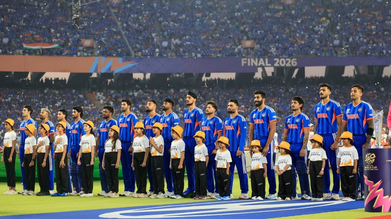 विश्वकप क्रिकेट फाइनल : टस हारेर पहिले ब्याटिङ गर्दै भारत