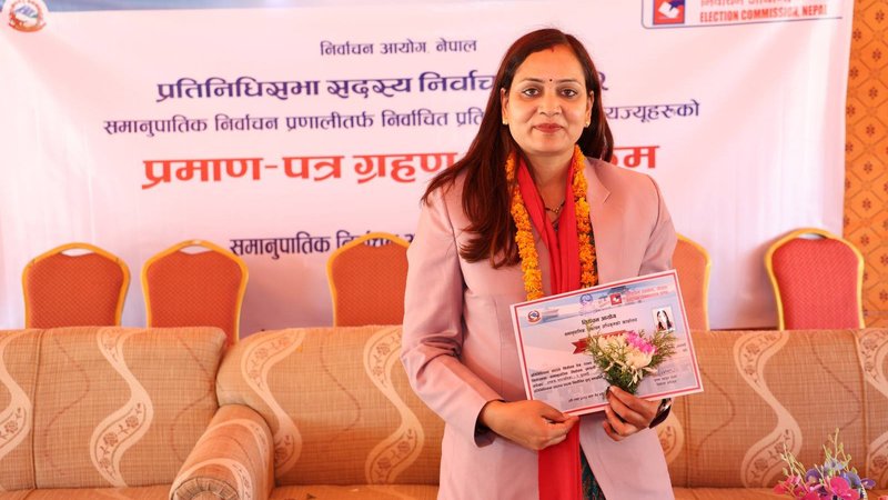 चर्चित डाक्टरलाई सरप्राइज दिँदै नर्स बनिन् स्वास्थ्य मन्त्री !