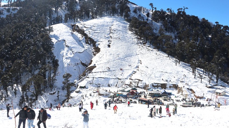 हिउँमा मनोरञ्जन लिँदै पर्यटक