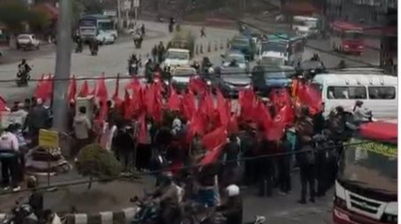 ओली पक्राउ परेपछि चाबहिलमा एमालेको नारा-जुलुश