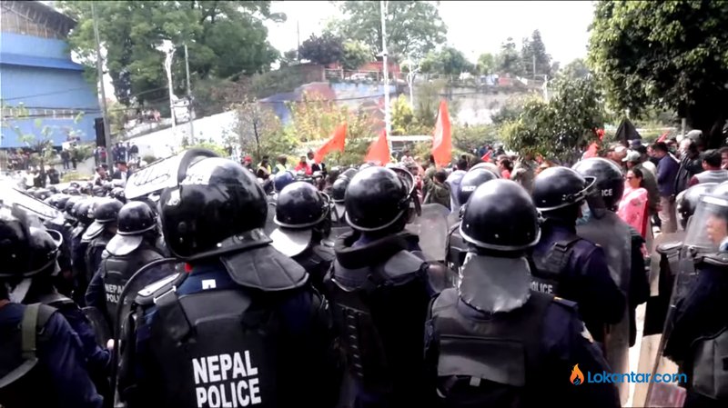 एमालेको जुलुस सर्भिस लेनबाट, प्रहरीले खुलायो बानेश्वर–माइतीघर सडक