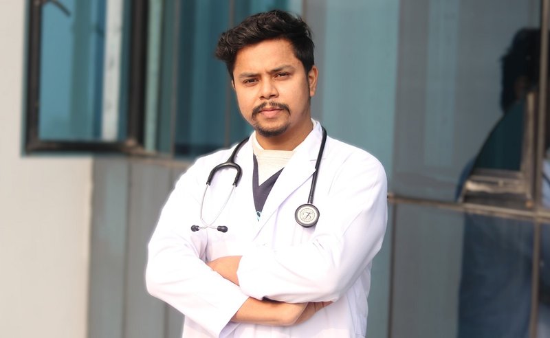 झापाका घर घरमै पुगेर चिकित्सा सेवा दिँदै डा.चेवन