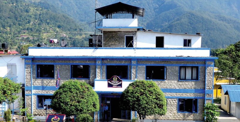 सडक खन्दा पुरिएका स्काभेक्टर चालकको मृत्यु