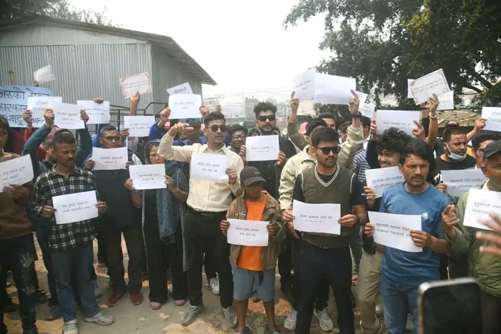 सरकारले सुकुम्वासी बस्ती हटाउने भएपछि पीडितहरु बिहानदेखि प्रदर्शनमा