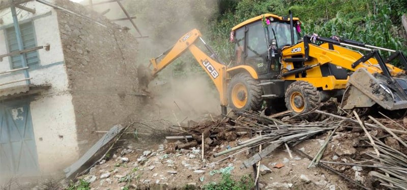 मनोहरा सुकुमबासी बस्तीमा चल्याे डाेजर