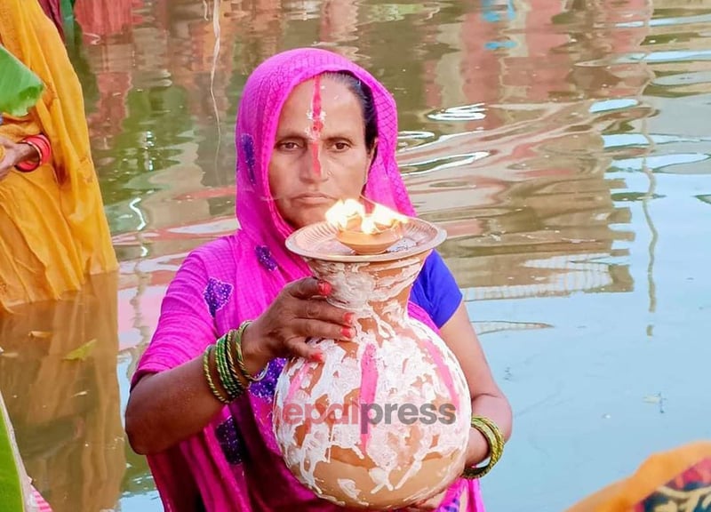 मिथिलामा आज अस्ताउँदो सूर्यलाई अर्घ दिँदै चैती छठ पर्व मनाइँदै