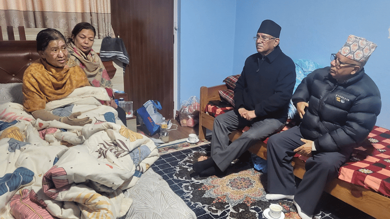 झलनाथपत्नीको स्वास्थ्य अवस्था बुझ्न डल्लु पुगे प्रचण्ड-माधव