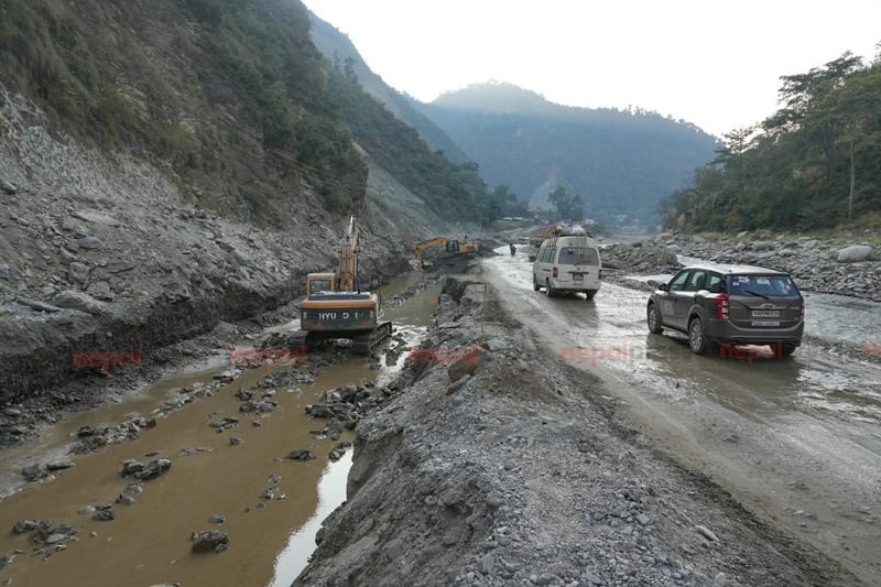 बिपी राजमार्गमा बाढीले बगाएर कर्मचारीको मृत्यु, यातयात सेवा अवरुद्ध