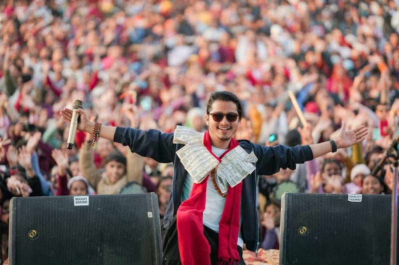 गैडाकोटमा अर्जुन सापकोटालाई पैसाको माला, फ्रेममा सजाएर राख्ने