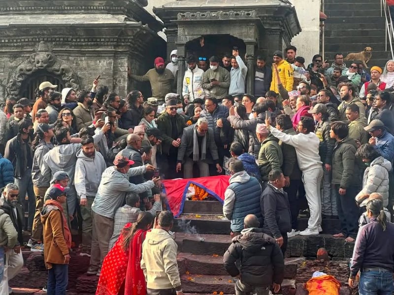 कस्तो संयोग ! सुनिल थापालाई चितामा जलाएको दृश्य खिच्नु थियो, त्यही दिन उनी साँच्चै जलाइए