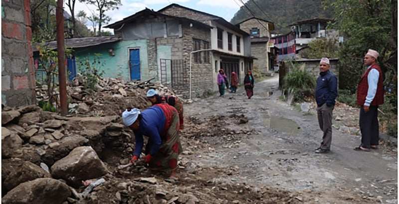 सडक छेउका टहरा भत्काउन दरवाङवासी अग्रसर