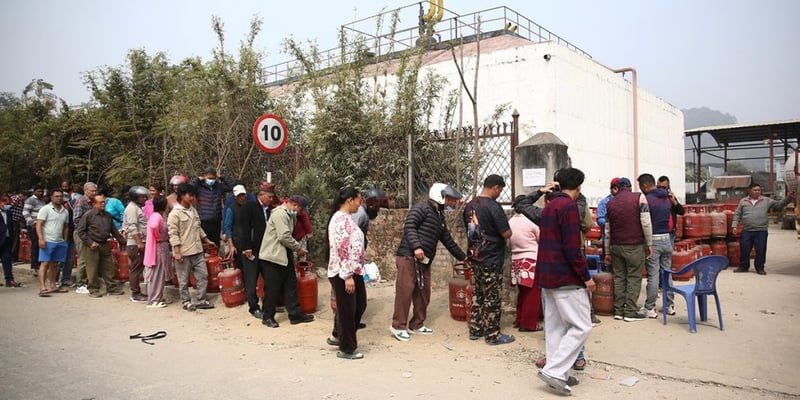 आजदेखि आधा सिलिन्डरमात्र ग्यास पाइने, मूल्य ९५५