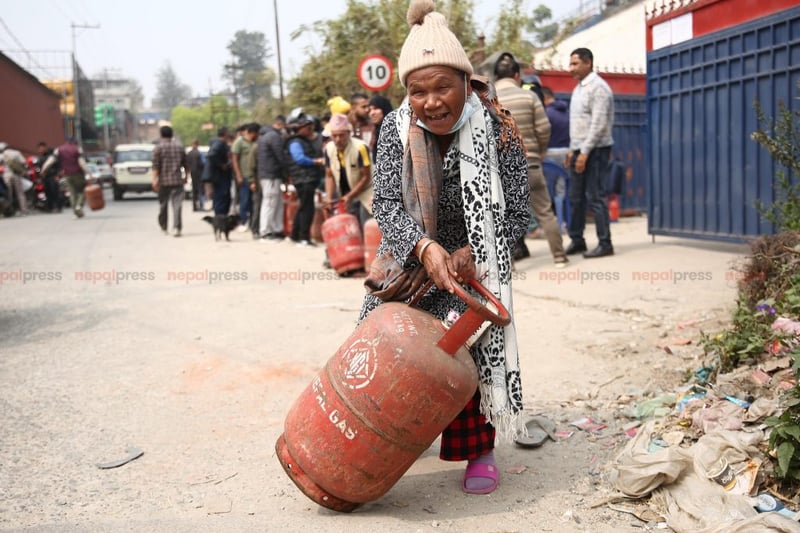 कहाँ लुकाइयो नियमित आयात भइरहेको ग्यास, उपभोक्ताले किन पाएनन् ?