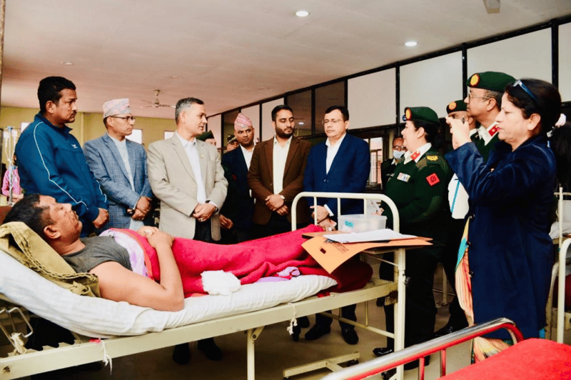 रामेछाप दुर्घटनाका घाइतेको अवस्था बुझ्न सैनिक अस्पताल पुगे गृहमन्त्री