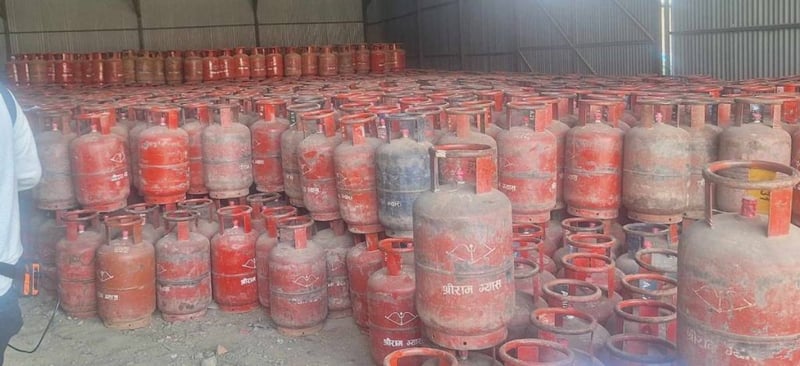 हरिसिद्धीमा लुकाएकाे अवस्थामा भेटिएकाे ६ हजार बढी फुल सिलिन्डर ग्यास निगमकाे राेहबरमा बिक्री गरिने
