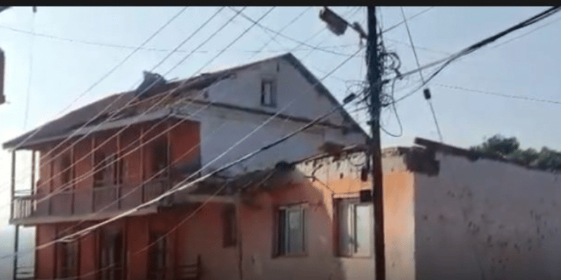 हावाहुरीले धनकुटामा सरकारी र निजी घरमा क्षति, विद्युत सेवा अवरुद्ध