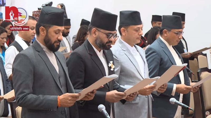 सांसदहरुको शपथमा जे देखियो (तस्बिरहरु)
