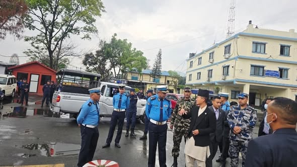 गृहमन्त्री गुरुङले गरे उपत्यका ट्राफिक प्रहरी कार्यालयको अनुगमन