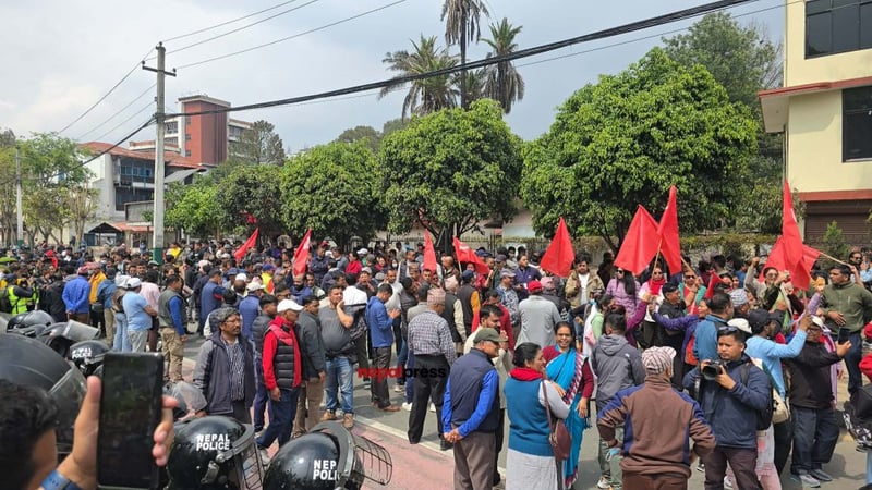 बबरमहलमा एमालेको प्रदर्शन सुरू, ओलीलाई छाड्न माग (तस्बिरहरू)