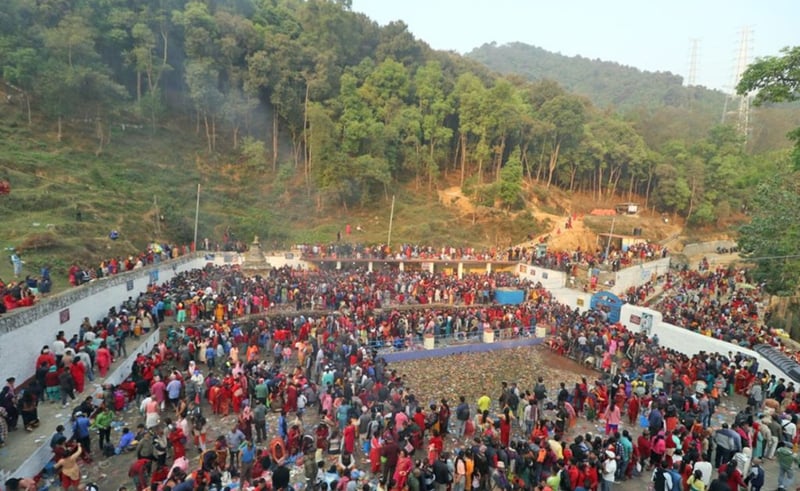 आज आमाको मुख हेर्ने दिन : मातातीर्थमा श्रद्धालुको घुइँचो