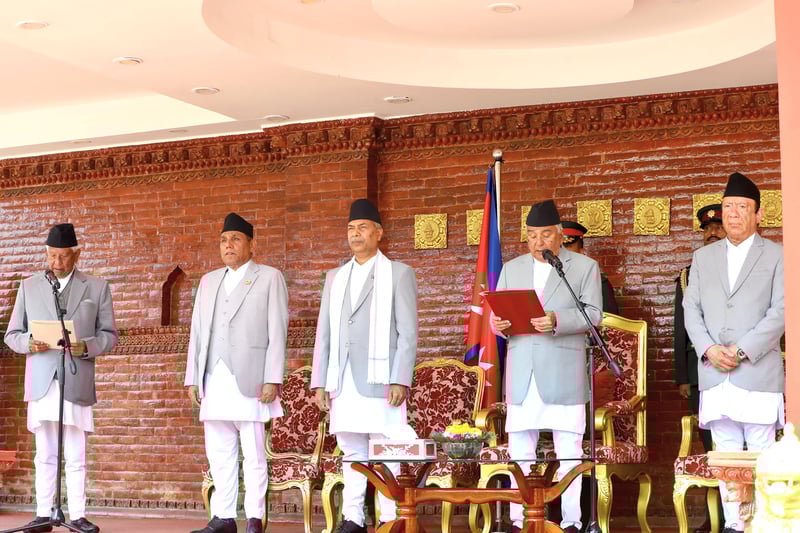 ज्येष्ठ सदस्य अर्जुननरसिंह केसीले लिए शपथ