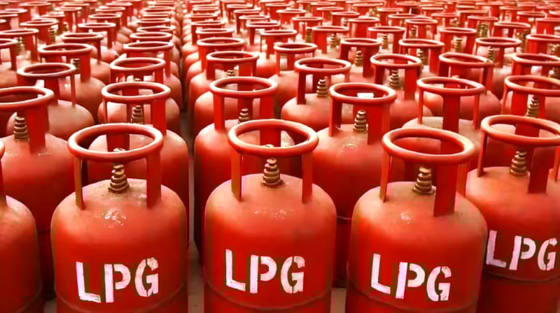 श्रीराम ग्यास उद्योगको गोदाममा छ हजार सिलिन्डर लुकाएको भेटियो