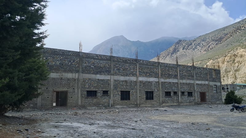 मुस्ताङको जोमसोममा निर्माणाधीन कभर्ड हल दुई वर्षदेखि अलपत्र