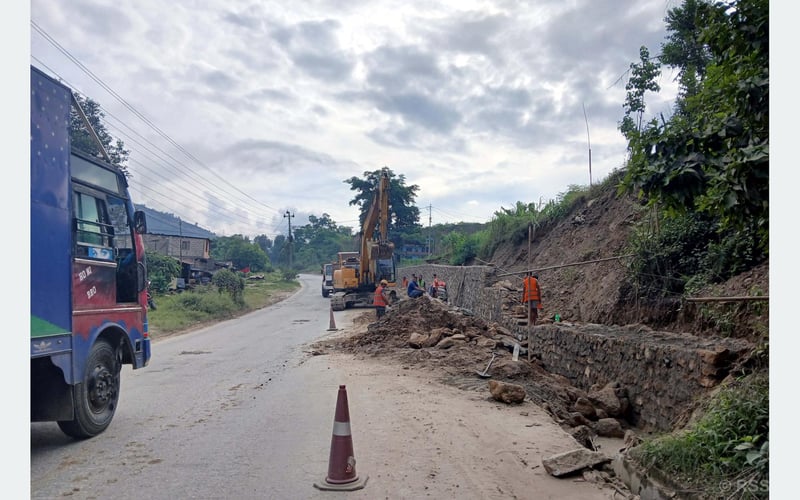 पृथ्वी राजमार्ग विस्तार : अझै करिब १०० बिजुलीका पोल सार्न बाँकी